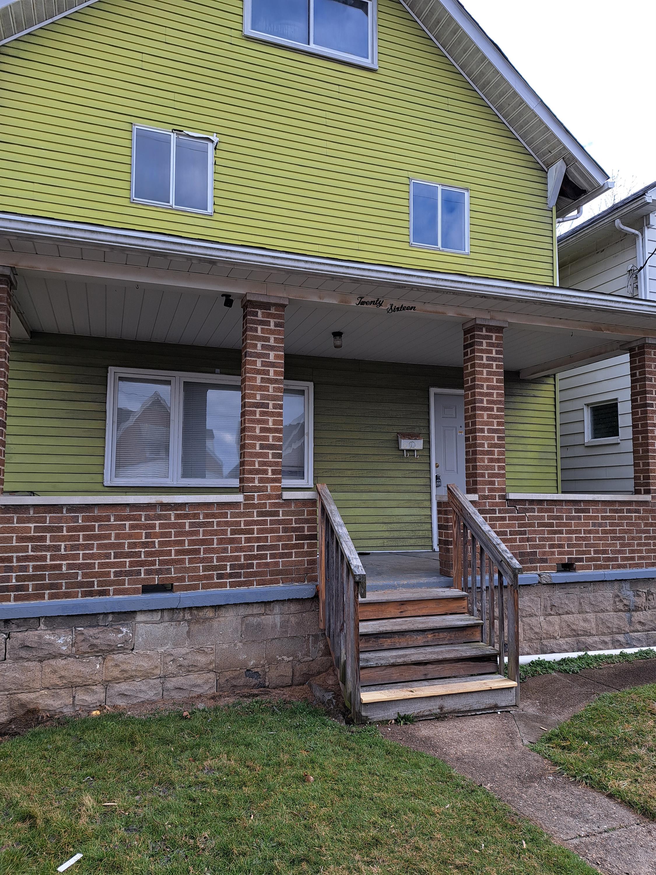 2016 Victoria Avenue